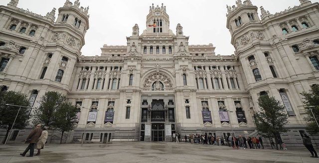 Le Palacio de Cibeles, siège de la mairie de Madrid, sous un ciel couvert.